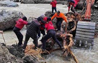 Köprüsü yıkılan köydeki hasta kadını sırtında...