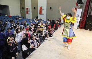 Körfez’de çocuklar masal kahramanlarıyla eğleniyor