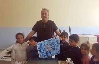 Köy çocukları ebru sanatını öğreniyor