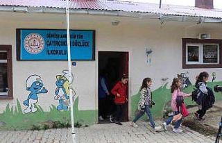 Köy okulundaki çocuklar hayatlarında ilk defa sinemayla...