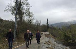 Köy yolu heyelan nedeniyle çöktü