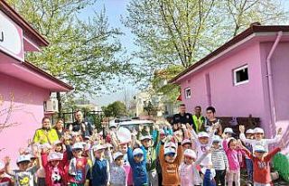 Köyceğiz’de polisler minikleri sevindirdi