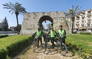 Köyceğizli öğretmen 600 km bisiklet sürerek öğrencilerine...