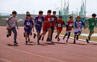 Küçük atletler kıyasıya mücadele etti