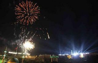 Kurtuluş temalı ışık ve havai fişek gösterisi...