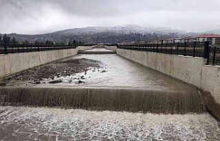Kuruyan Vasgirt deresinden sel akıyor