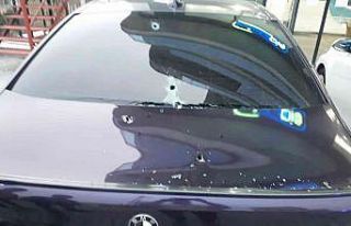 Kurye motosikletiyle gelip diş hekiminin aracını...