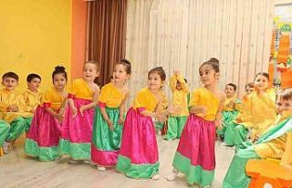 Kuşadalı miniklerin 23 Nisan gösterisi yoğun ilgi...