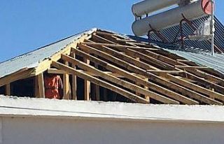 Kuvvetli rüzgar çatı uçurdu