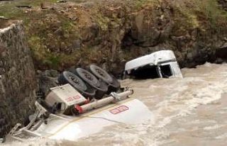 Lastiği patlayan akaryakıt yüklü tanker dereye...