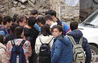 Liseli gençler önce kavga etti sonra tokalaştı