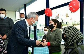 Lösemi hastası çocuklara ve ailelerine moral ziyareti