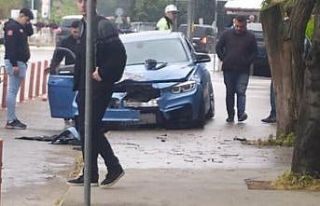 Lüks otomobil önce kaldırıma çıktı, sonra ağaca...