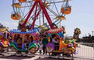 Lunapark çocukların dünyası dolup taşıyor