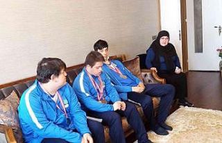 Madalyaları aldılar, şehit ailesine koştular