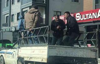 Maltepe’de kamyonet kasasında sohbet eşliğinde...