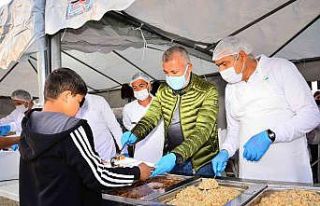 Manavgat’ta 5 bin kişi aynı anda iftar açtı