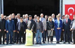 Manisa Büyükşehir Belediyesi gübre dağıtımını...