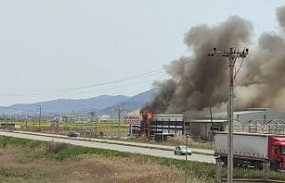 Manisa’da sebze-meyve işletmesinde çıkan yangın...