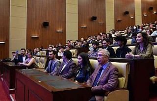 Mansur Yavaş gençlerle buluştu: “Bu kenti sahiplenmenizi...