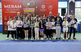 Meram’da şampiyon raketler kupalarını aldı