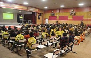 Mersin polisi öğrencileri bilgilendiriyor