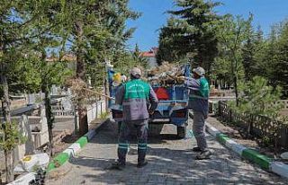 Mezarlıklarda bayram öncesi temizlik