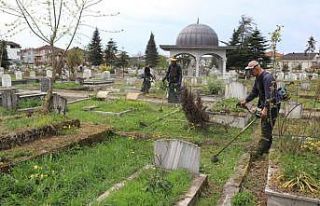 Mezarlıkta bayram temizliği