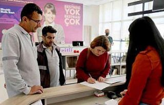 Mezitli Belediyesinin temizlik çalışanlarından...