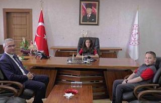 Milli Eğitim Müdürü’nün koltuğuna oturan çocuk...