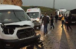 Minibüs ile çekici çarpıştı