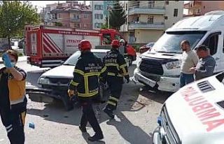 Minibüs ile otomobil çarptı: 2 yaralı