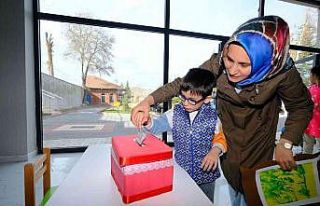 Minicik elleri yüreklere dokundu