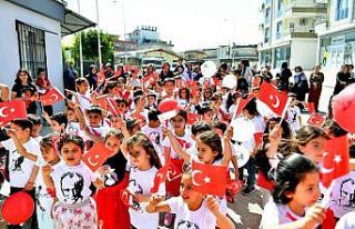 Minikler 23 Nisan coşkusunu sokaklara taşıdı