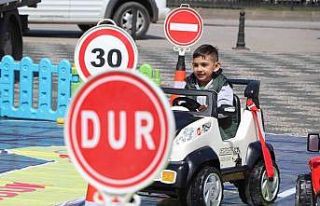 Minikler hem eğleniyor hem öğreniyor