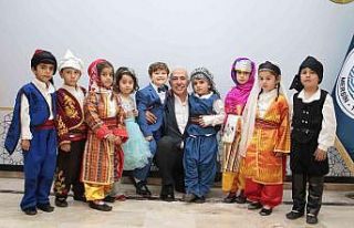 Minikler, rengarenk giysileriyle Başkan Gültak’ın...