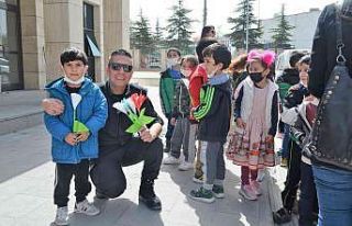 Miniklerden polislere çiçekli ve resimli sürpriz