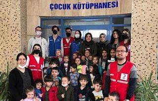 Miniklere kitap okuma ve kütüphanenin önemi anlatıldı