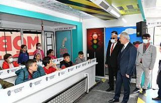 Mobil Trafik Eğitim Tırı öğrencilere eğitim...