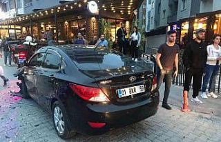 Motosiklet ile otomobilin çarpıştığı kaza kamerada