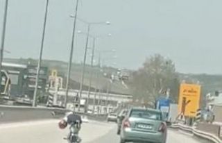 Motosiklet üzerinde akrobatik hareketler yapan sürücüye...