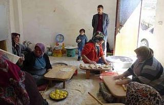 Muhtar, mahallelinin Ramazan hamurunu yoğurdu