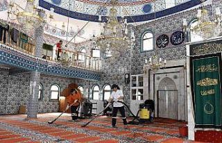 Muratpaşa’da camilerde bayram temizliği