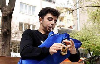 Nefesiyle okul harçlığını çıkartıyor