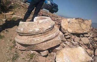 Nehir kenarında parçalanmış tarihi eser bulundu