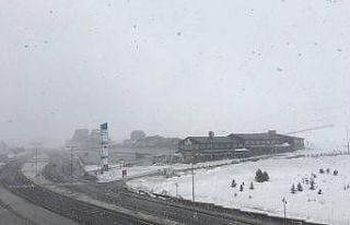 Nisan ayında yağan kar, Erciyes’i beyaza bürüdü