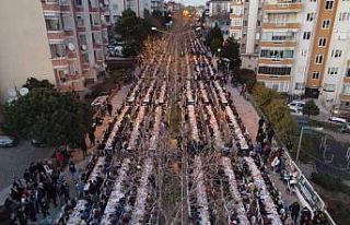 O şehirde bir cadde kapandı: 5 bin kişi aynı sofrada...