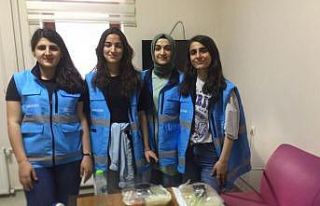 Öğrenci yurdunda pişirilen yemekler ihtiyaç sahiplerine...