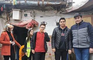 Öğrenciler harçlıkları ile gıda paketleri dağıttı