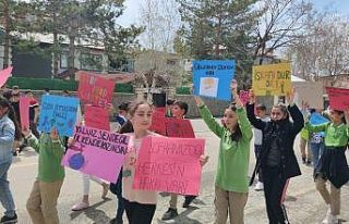 Öğrenciler israfa dur demek için yürüdü